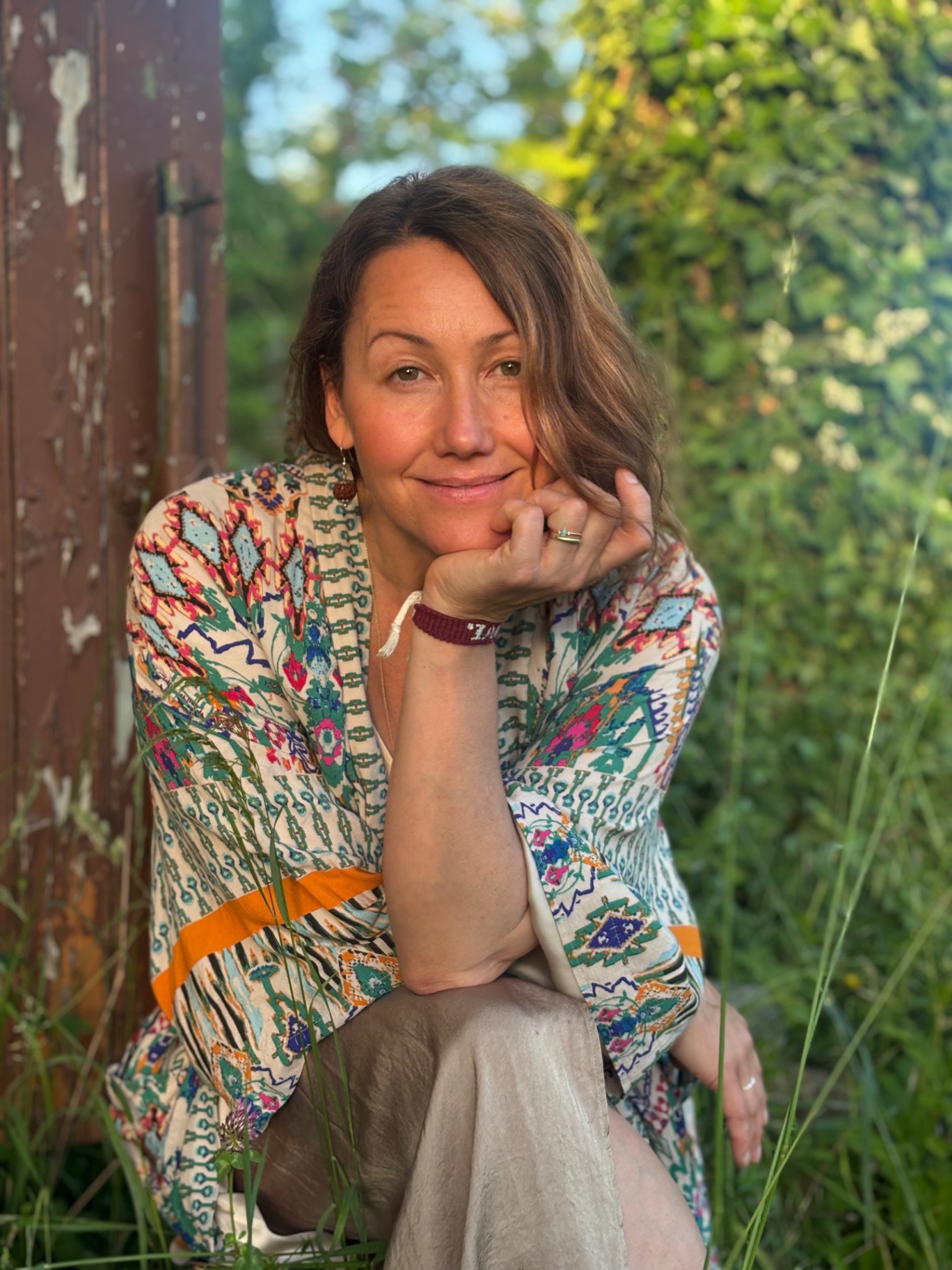 Irina Schmidt in hohem Gras, Abendsonne, blaues Leinenhemd