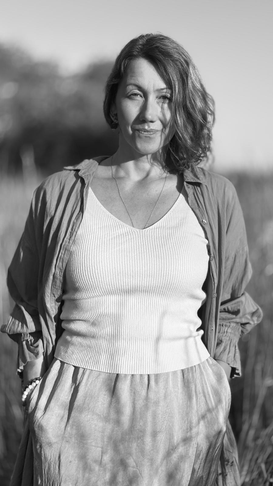Irina Schmidt nachdenklich-lächelnd, Kinn auf den Händen